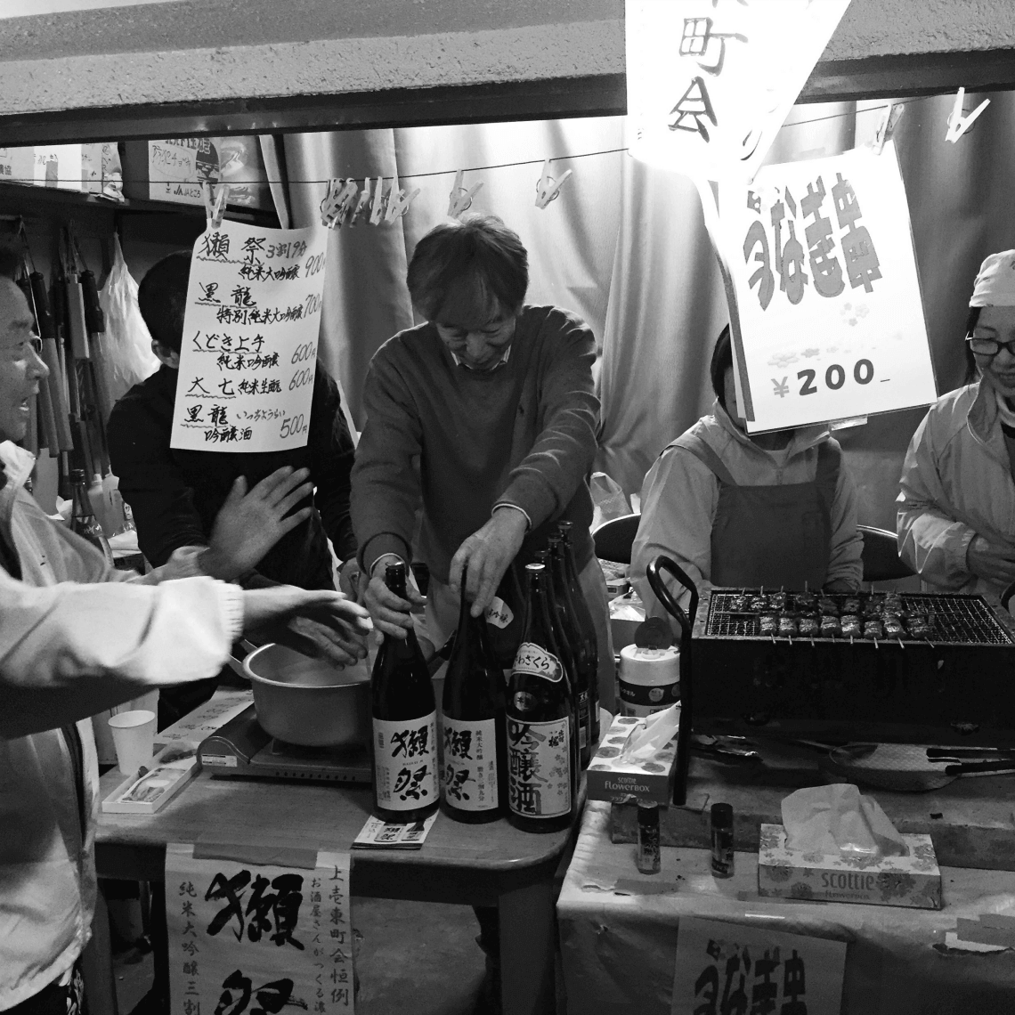Sake seller during cherry blossom season, in Naka-Meguro, Tokyo, Japan